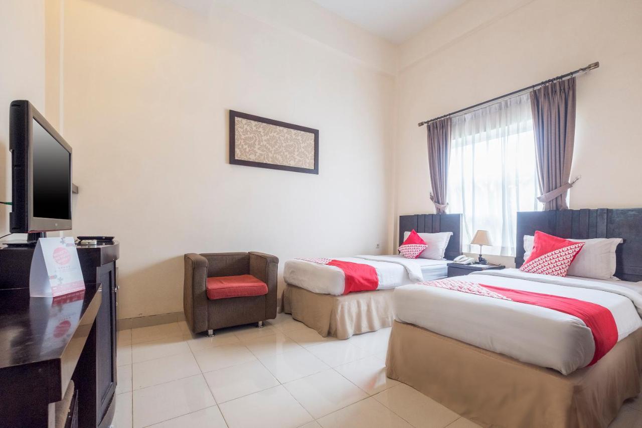 Oyo 424 Asia Hotel Makassar Eksteriør billede