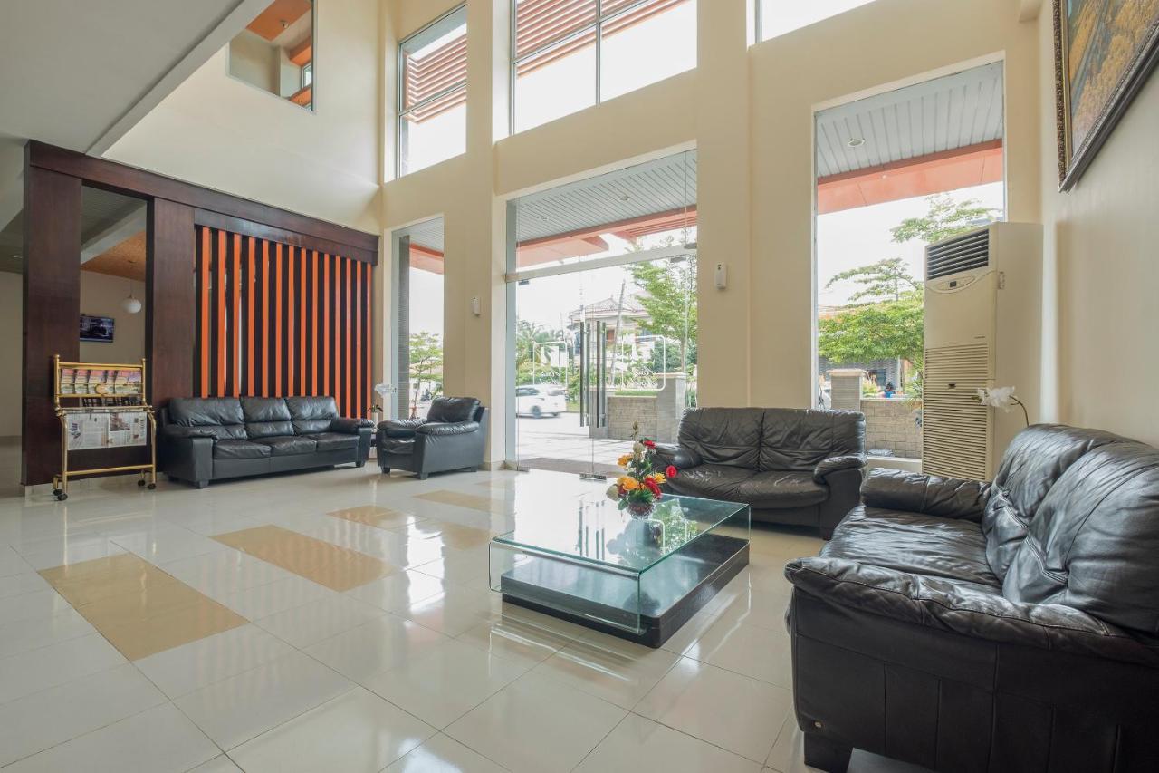 Oyo 424 Asia Hotel Makassar Eksteriør billede