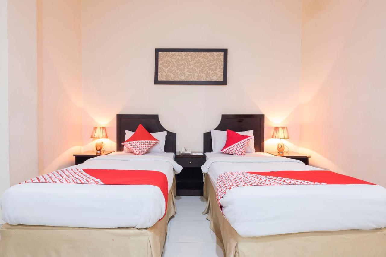Oyo 424 Asia Hotel Makassar Eksteriør billede