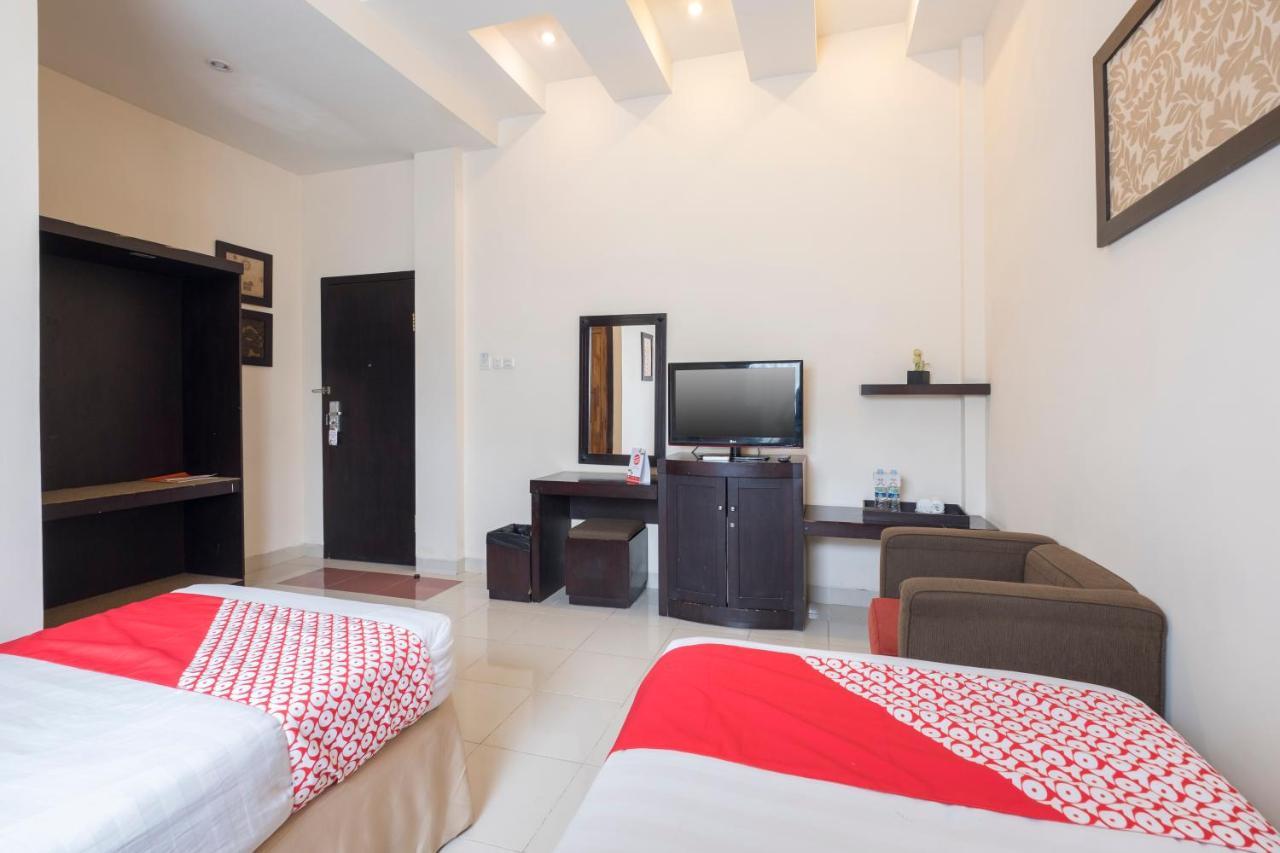 Oyo 424 Asia Hotel Makassar Eksteriør billede