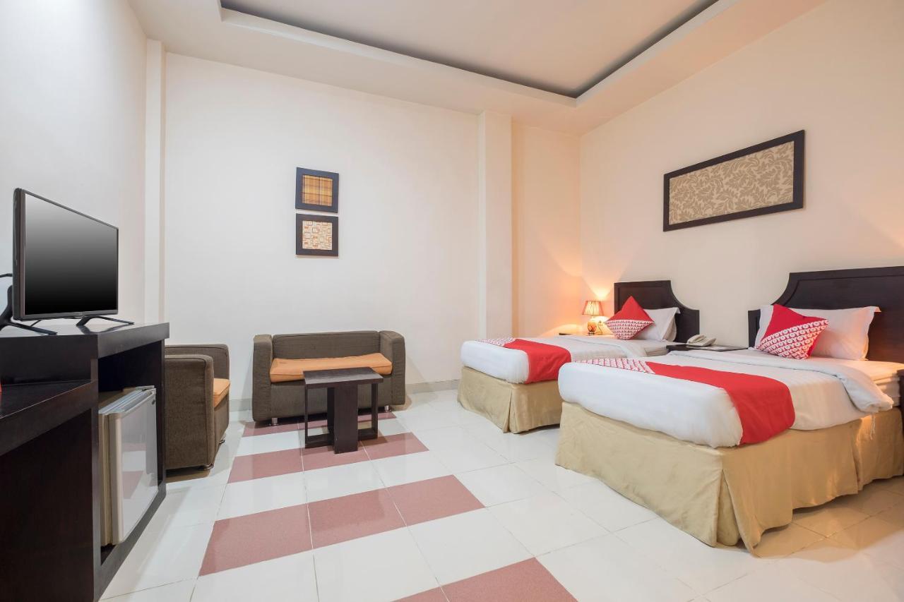 Oyo 424 Asia Hotel Makassar Eksteriør billede