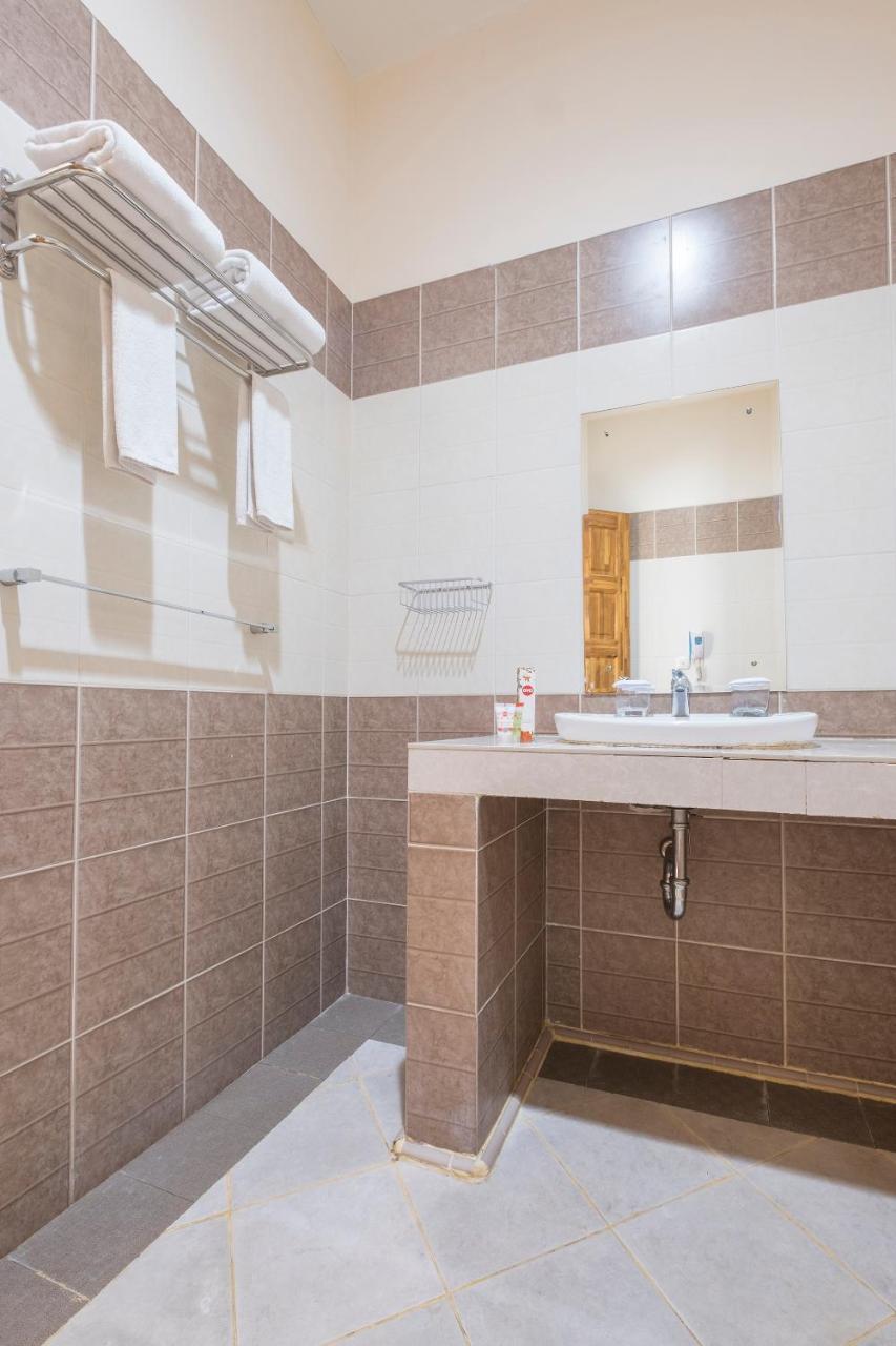 Oyo 424 Asia Hotel Makassar Eksteriør billede