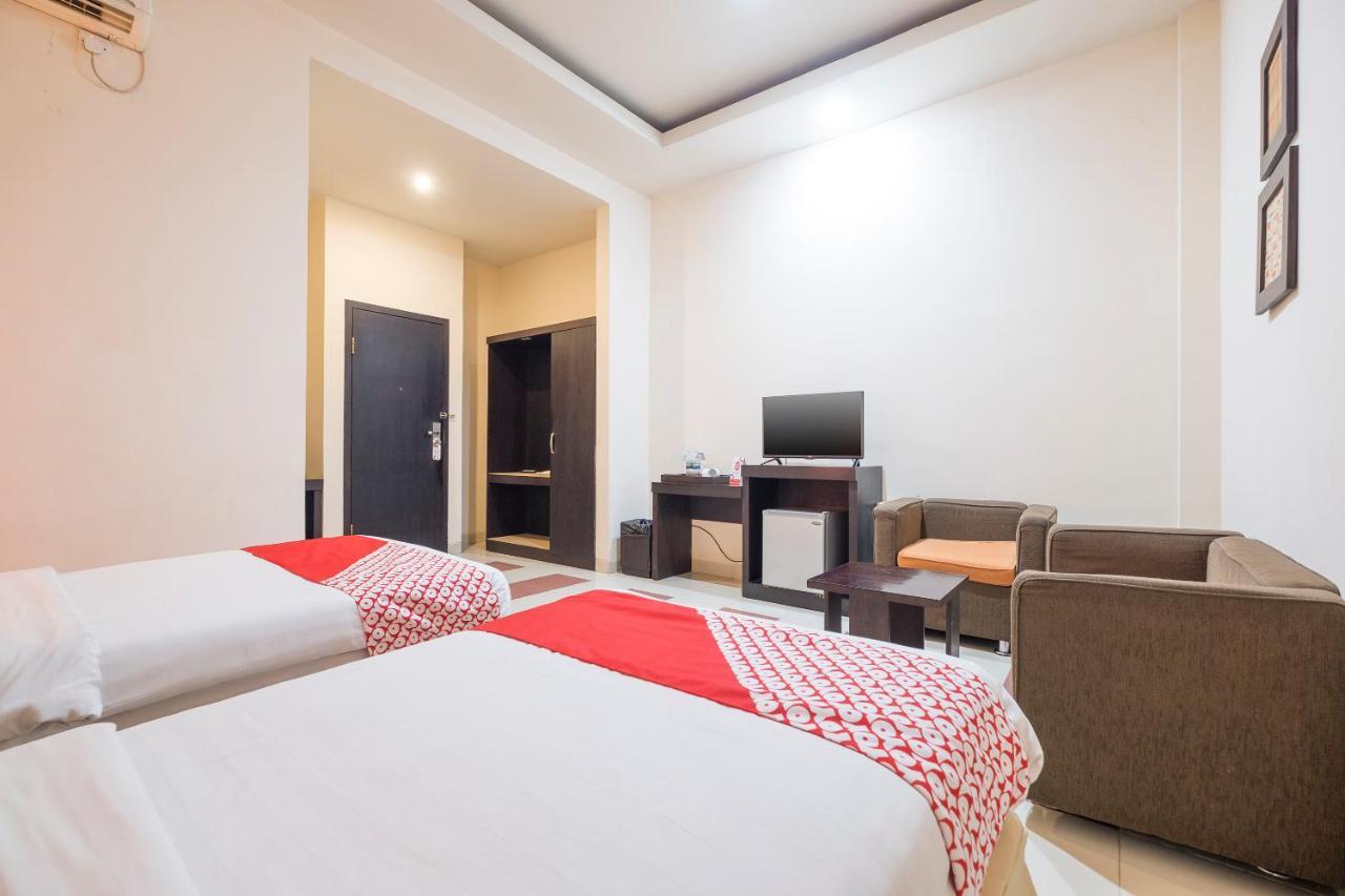 Oyo 424 Asia Hotel Makassar Eksteriør billede